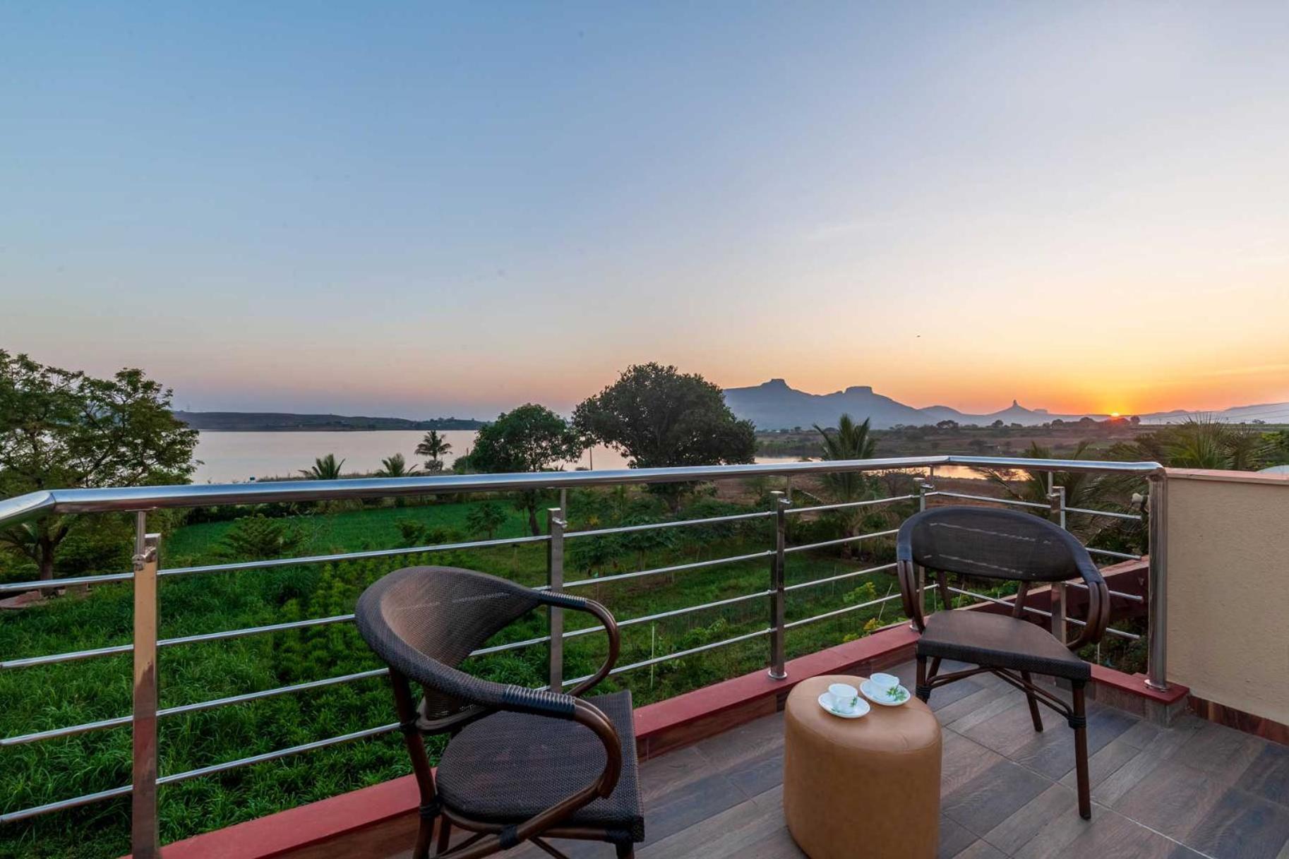 Luna Villa By Stayvista - Lakeside Charm With Terrace, Lush Lawn & Modern Decor Nashik Dış mekan fotoğraf